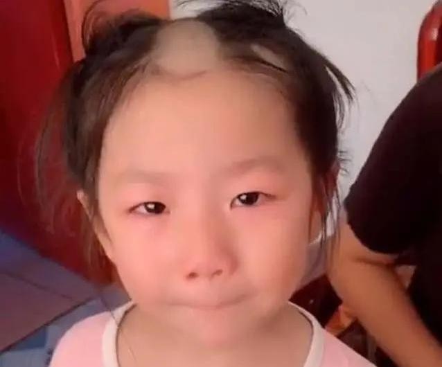 Bé gái 5 tuổi cầm tông đơ cắt tóc chơi, mẹ quay đi một lúc quay lại thì "hết hồn"