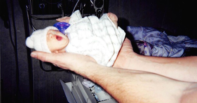"Cô bé tí hon" sinh ra nằm lọt thỏm trong lòng bàn tay sau 12 năm khiến thế giới kinh ngạc