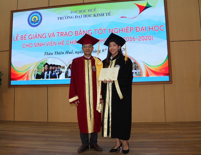 Trường Đại học Kinh tế Huế trao bằng tốt nghiệp cho 565 sinh viên