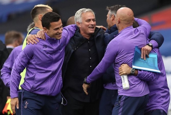 Ngoại hạng Anh hạ màn, Mourinho nhận "quà" an ủi