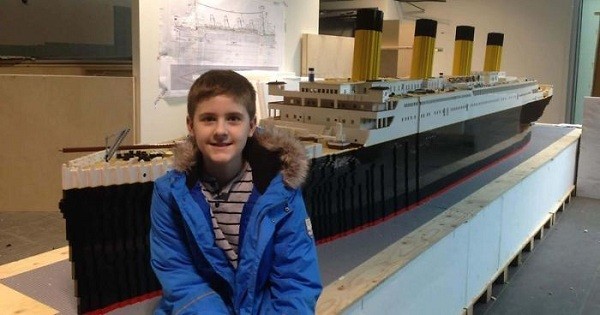 Cậu bé tự kỷ lắp mô hình tàu Titanic từ 56.000 miếng lego