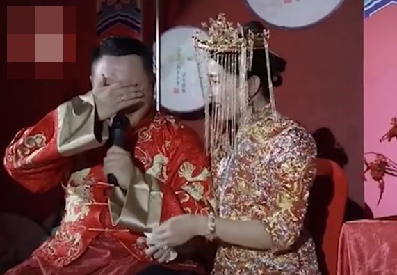 Ngỡ ngàng nguyên nhân chú rể khóc nức nở khi ngồi cạnh cô dâu trong lễ cưới