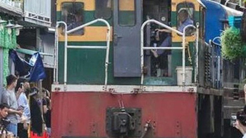 Chụp hình "tự sướng" với đoàn tàu đang chạy, 2 nữ sinh ở Bình Định thiệt mạng