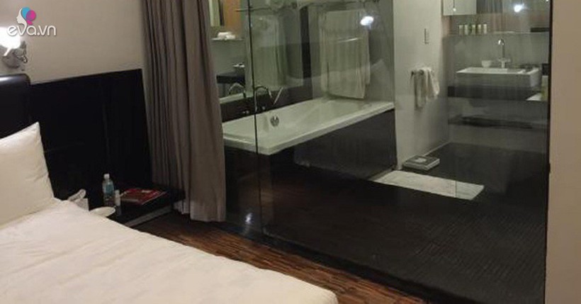 Vì sao khách sạn thường thiết kế nhà vệ sinh bằng kính trong suốt?