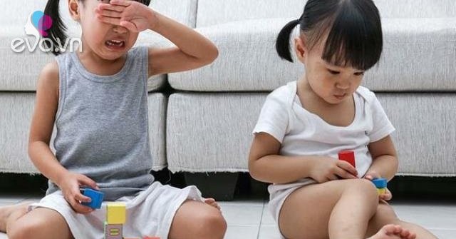 3 điều cha mẹ thông minh dạy con đối phó khi bị bạn cướp đồ chơi