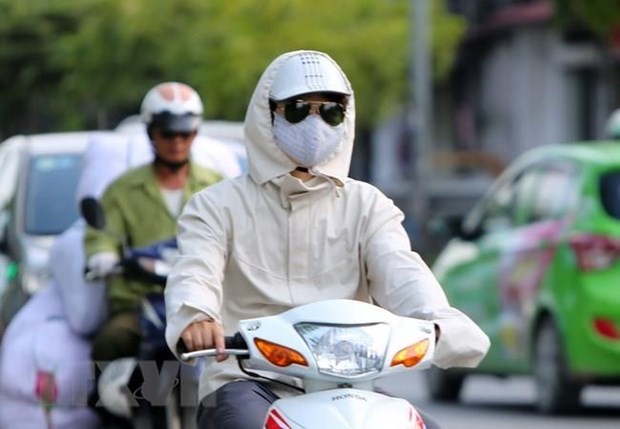 Nắng nóng gay gắt, chỉ số tia UV ở Hà Nội gây hại cao đến rất cao