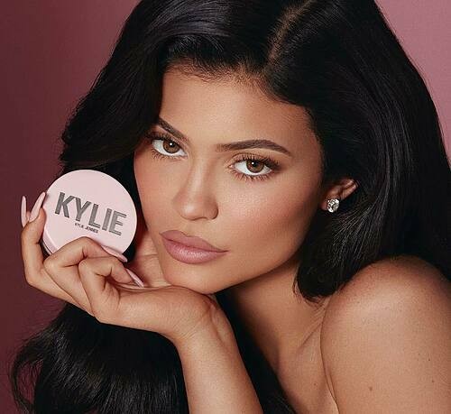 Kylie Jenner trở thành tỷ phú trẻ nhất theo Forbes