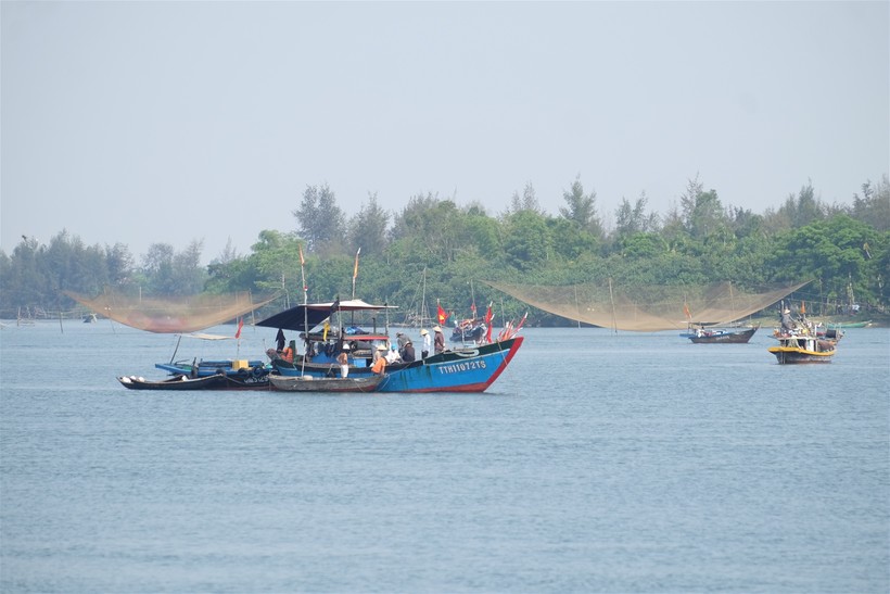 Vụ lật ghe trên sông Thu Bồn: Mở rộng phạm vi tìm kiếm nạn nhân