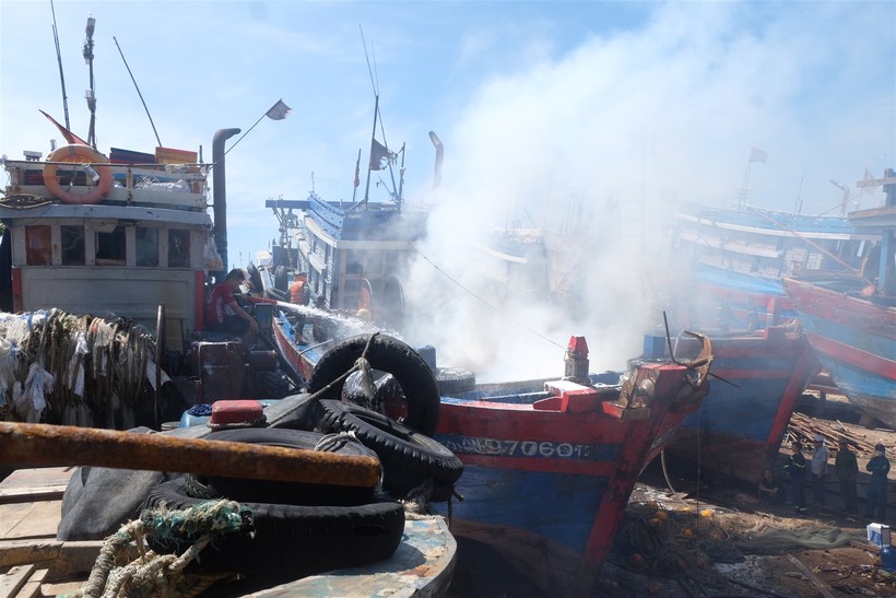 Tàu cá đang neo đậu sửa chữa bất ngờ bốc cháy, thiệt hại gần 1 tỉ đồng