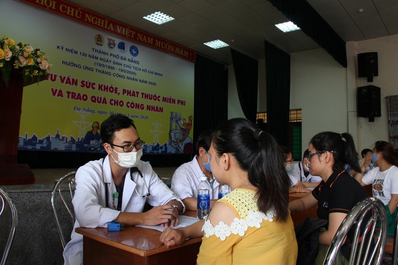 Đà Nẵng: Khám và phát thuốc miễn phí cho gần 1.000 công nhân và người lao động