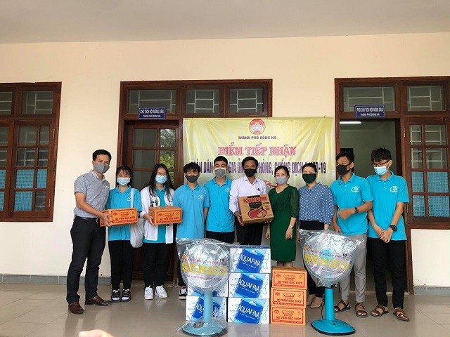 Quảng Trị: Học sinh góp tiền mua nước, mì tôm tặng các chiến sĩ chống dịch