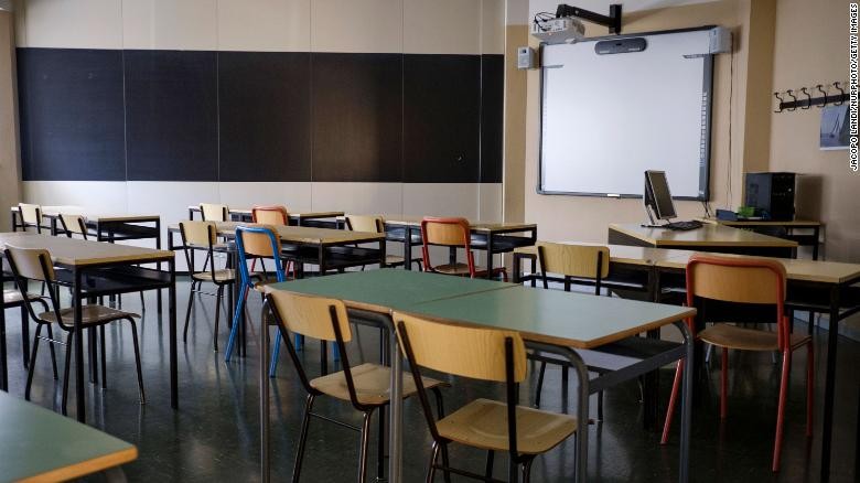 Ý: các trường học cưa nhỏ bàn ghế để học sinh thực hiện giãn cách xã hội