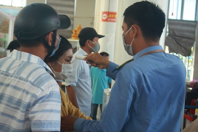 Quảng Ngãi: Hơn 20 chuyến tàu đưa 3.000 du khách rời đảo Lý Sơn