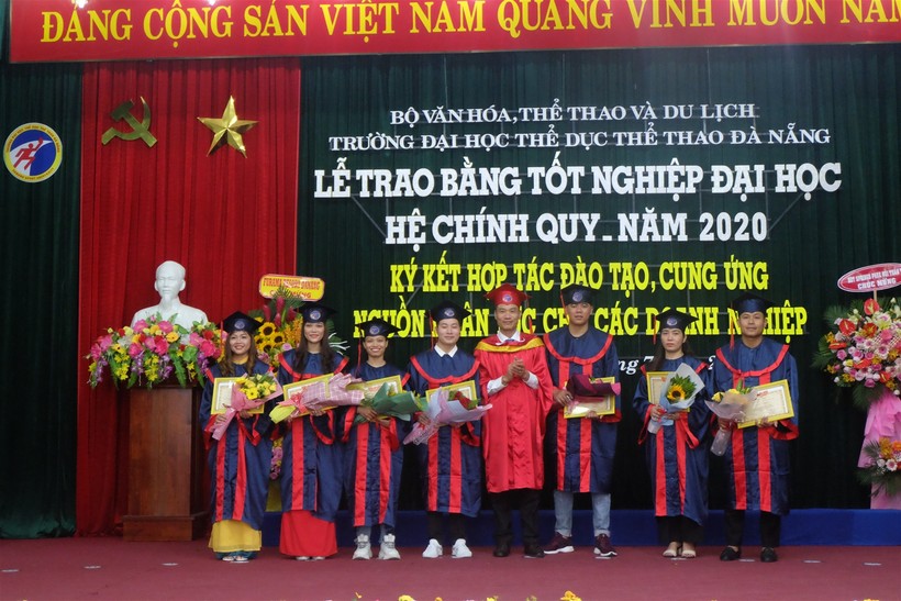 ĐH Thể dục Thể thao Đà Nẵng trao bằng tốt nghiệp cho hơn 300 tân Cử nhân