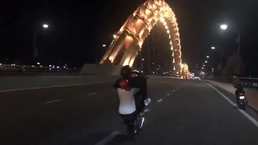 Đà Nẵng: Truy tìm 2 thanh niên chạy xe máy tốc độ cao “bốc đầu” trên cầu Rồng