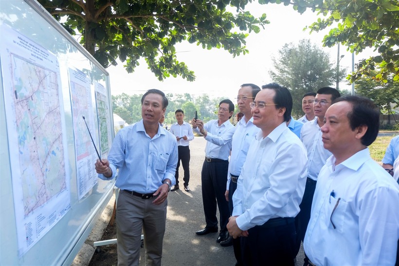 Bộ trưởng Phùng Xuân Nhạ kiểm tra thực tế Dự án Làng Đại học Đà Nẵng
