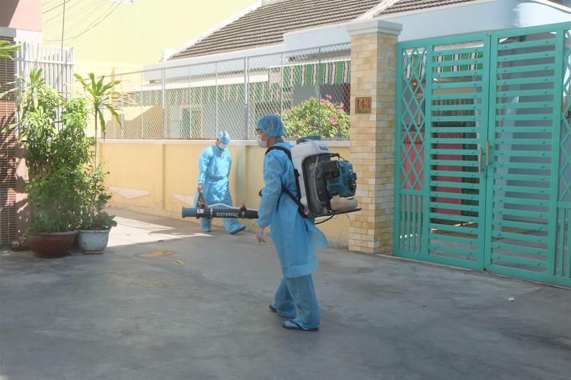 Phun thuốc khử khuẩn khu vực sinh sống của bệnh nhân 418 tại Đà Nẵng