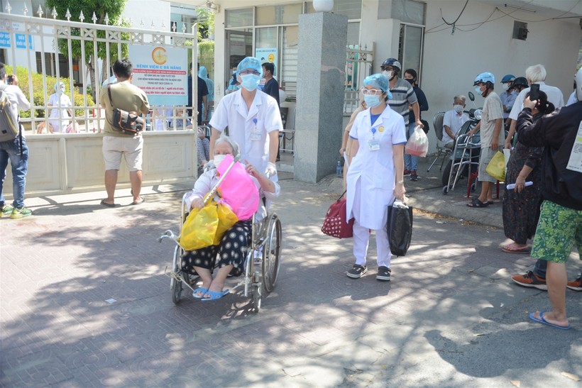 Y bác sĩ Bệnh viện C Đà Nẵng bật khóc khi dỡ bỏ phong tỏa
