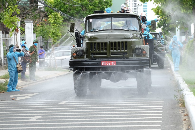 Đà Nẵng: Quân đội hỗ trợ phun khử trùng khu vực có nguy cơ dịch cao