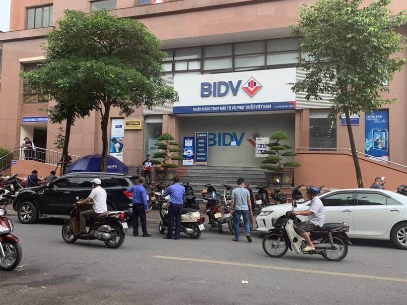 Hà Nội: Hai đối tượng liều lĩnh nổ súng cướp hàng trăm triệu tại Ngân hàng BIDV
