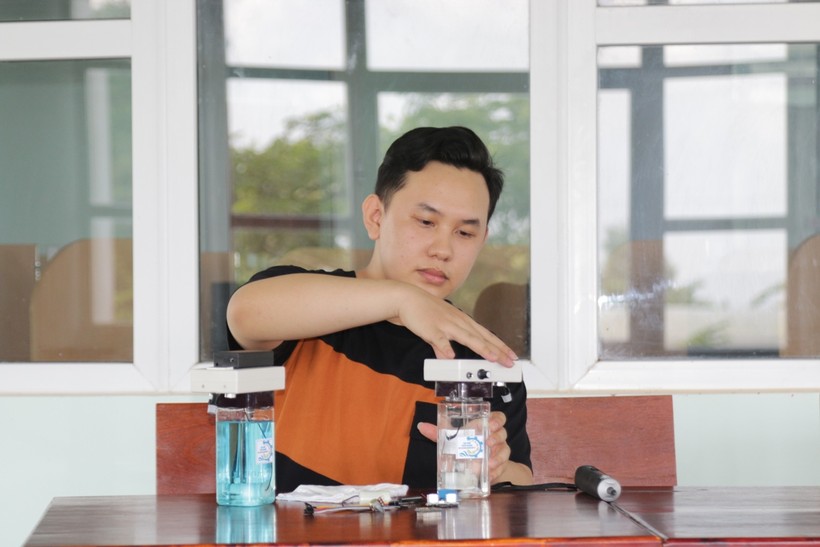 Sinh viên Trường ĐH Kiên Giang chế thiết bị khử khuẩn tay tự động "mini"