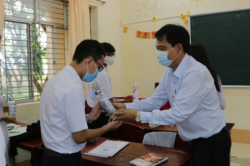 Trường ĐH Kiên Giang hỗ trợ thầy, trò vùng đất mũi phòng chống dịch