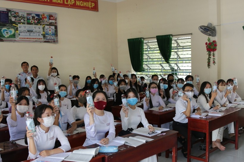 Trường ĐH Kiên Giang tặng hơn 8.000 chai thủy tinh đựng nước cho HS