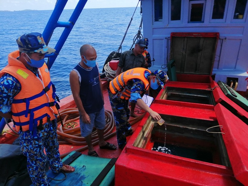 Cảnh sát biển tạm giữ tàu chở 50.000 lít dầu D.O không rõ nguồn gốc