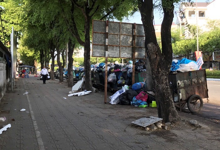 Tập kết rác gây ô nhiễm ngay cổng trường học, bệnh viện ở Cần Thơ
