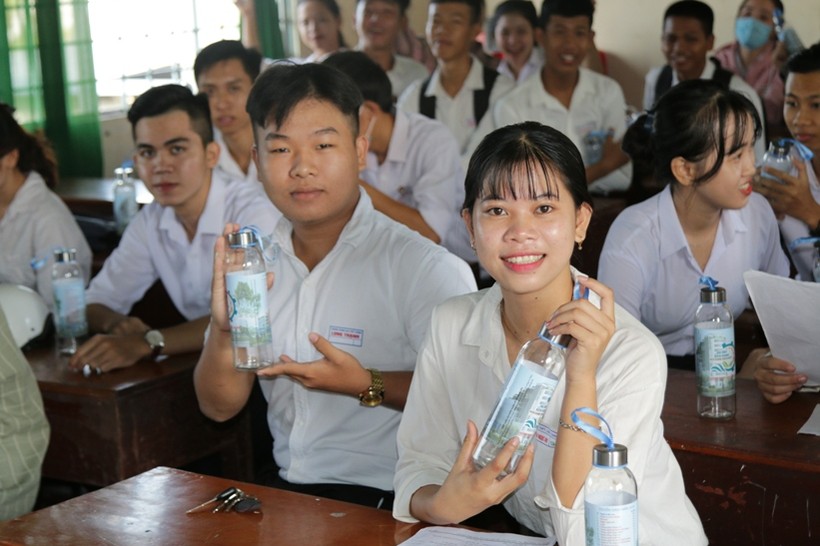 Trường ĐH Kiên Giang hỗ trợ thầy, trò vùng khó phòng chống dịch