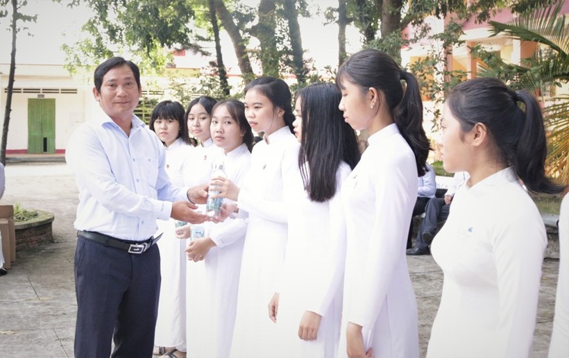 Trường ĐH Kiên Giang tặng hơn 1.000 chai thủy tinh đựng nước cho HS huyện đảo Phú Quốc
