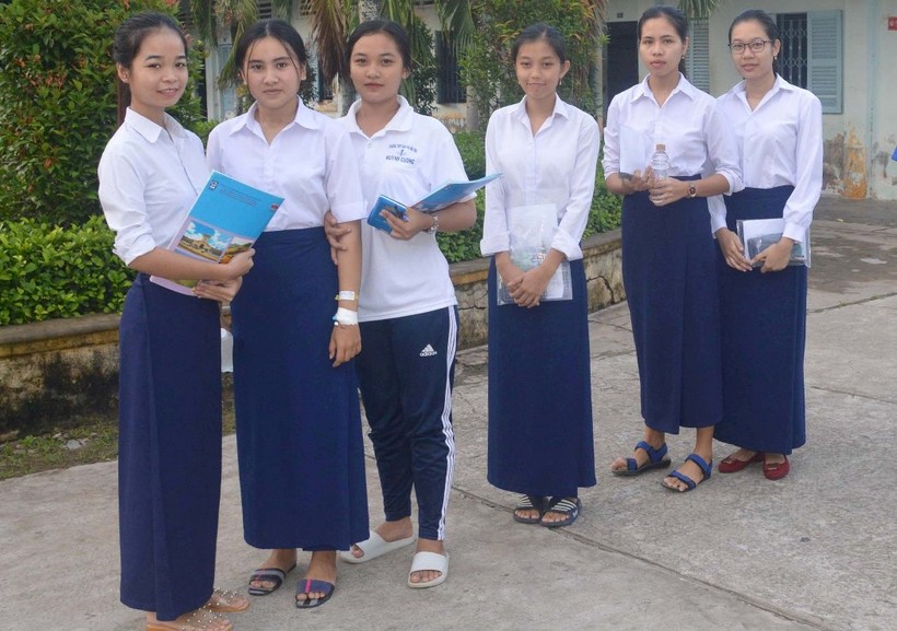 Vừa mổ ruột thừa, nữ sinh Khmer vẫn quyết tâm đi thi