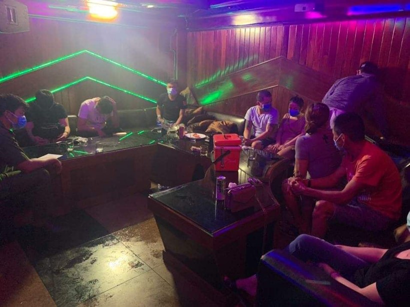 Phát hiện 21 “dân chơi” dương tính với ma túy tại quán karaoke hoạt động chui