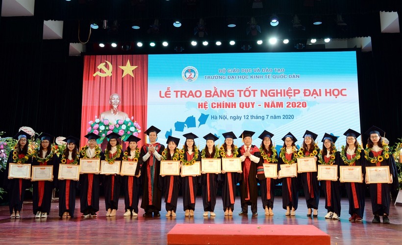 Trường ĐH Kinh tế Quốc dân: 1.299 cử nhân nhận bằng tốt nghiệp