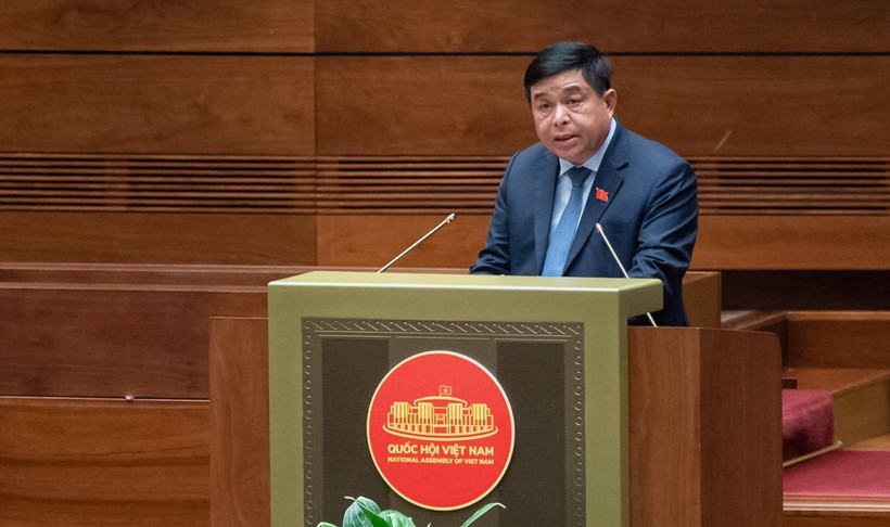 Ông Nguyễn Chí Dũng, Bộ trưởng Bộ Kế hoạch và Đầu tư trình bày báo cáo.
