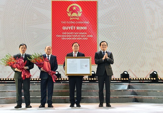 Phó Thủ tướng Trần Lưu Quang trao Quyết định Phê duyệt Quy hoạch tỉnh Hòa Bình thời kỳ 2021 - 2030, tầm nhìn đến năm 2050.
