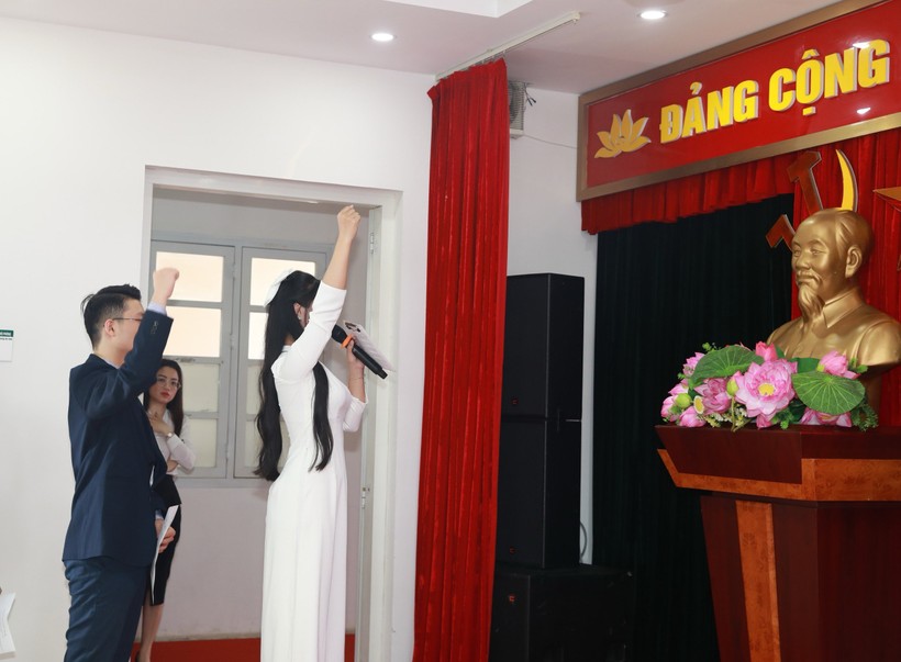 Các Đảng viên trẻ là học sinh ưu tú của Trường THPT Kim Liên đọc lời thề.