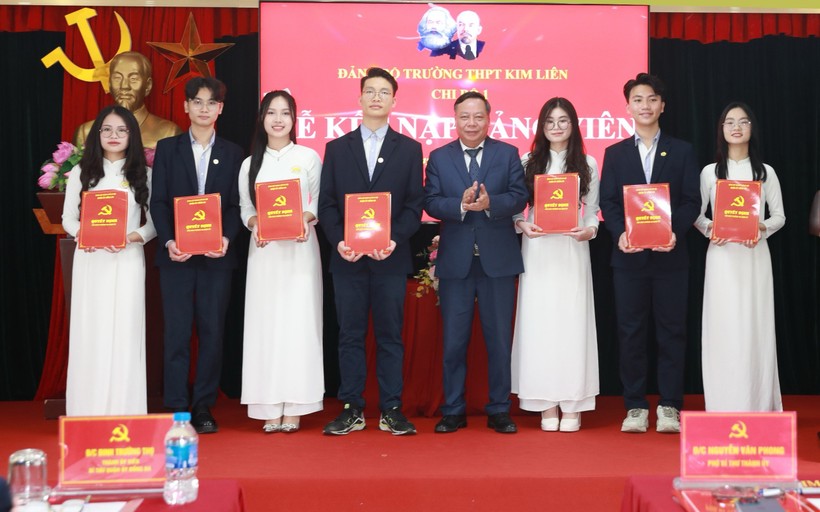 Ông Nguyễn Văn Phong cùng các Đảng viên trẻ là học sinh ưu tú của Trường THPT Kim Liên.