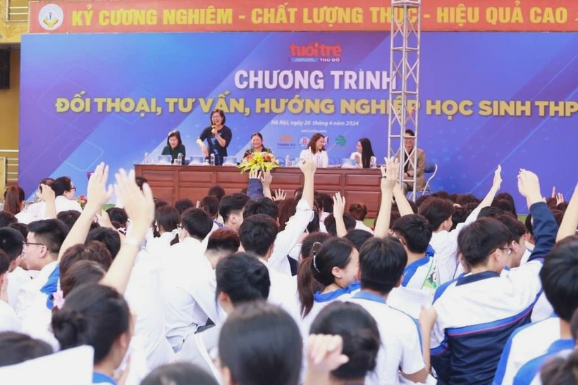 Hàng nghìn học sinh ở huyện Phú Xuyên (Hà Nội) tham gia Ngày hội tư vấn tuyển sinh.