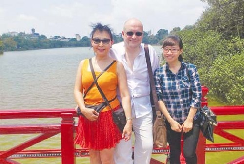 Thành viên Câu lạc bộ Hanoi Free Tour Guides cùng các vị khách quốc tế tham quan đền Ngọc Sơn.
