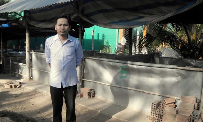 Nguyễn Linh Duy bên trang trại rắn mối của mình