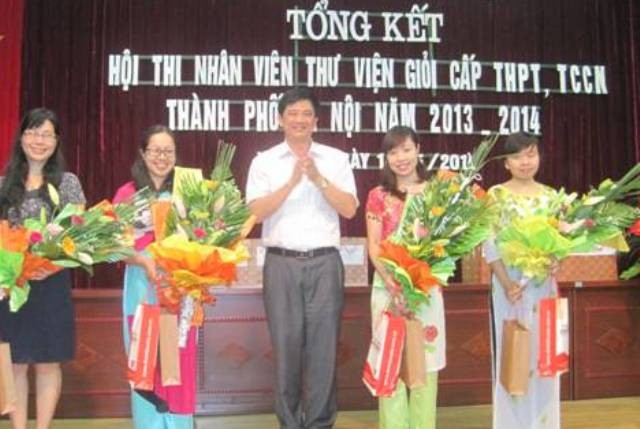 Ông Phạm Xuân Tiến – Phó Giám đốc sở GD&ĐT Hà Nội tặng hoa cho các cô đoạt giải 