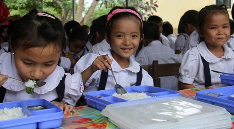 Bữa ăn của các cháu học sinh theo chương trình SEQAP tại Trường Tiểu học Võ Thị Sáu (xã Cam An, Cam Lộ, Quảng Trị). Ảnh: Phương Đông