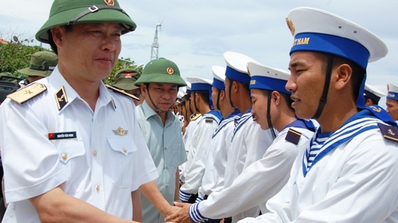 Thiếu tướng Nguyễn Văn Ninh, Chuẩn đô đốc Quân chủng Hải quân thăm,  động viên các chiến sĩ đảo Trường Sa Đông