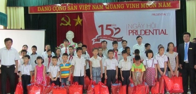 Các em học sinh nghèo huyện Đông Anh, Hà Nội, nhận quà sáng 20/7/2014