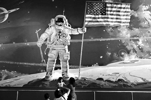 Mảng tối đằng sau chương trình mặt trăng của Mỹ
