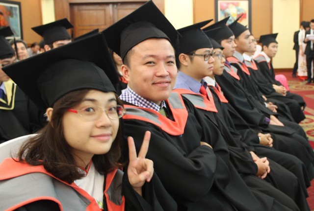 Sinh viên Trường ĐH Anh quốc Việt Nam nhận bằng tốt nghiệp