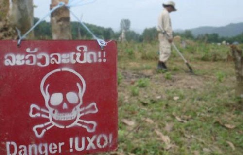 Một hoạt động rà phá bom mìn ở Lào. 