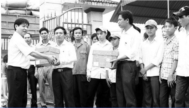 TS Nguyễn Danh Bình - Nguyên Tổng biên tập Báo GD&TĐ trao quà cứu trợ
cho Trường THCS Bồng Lĩnh (Vũ Quang, Hà Tĩnh) tháng10/ 2010.