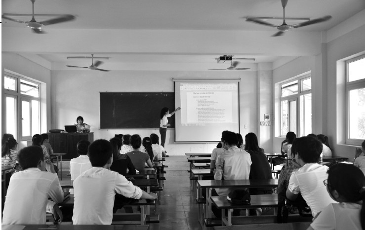 Nhà báo Thúy Hồng đang dạy kỹ năng biên tập báo chí cho sinh viên.